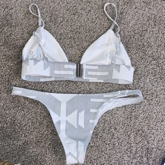 Elle Jay Bikini - Picture 2 of 4